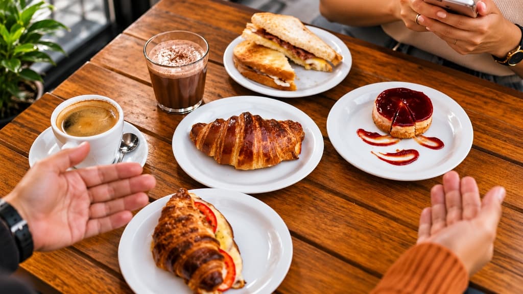 Mesa de café e momentos especiais no Caffeto